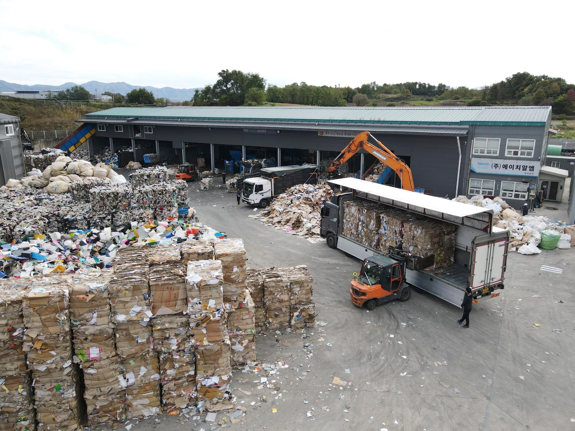 청주 ECC에서 압축 베일을 지게차로 상차하는 모습